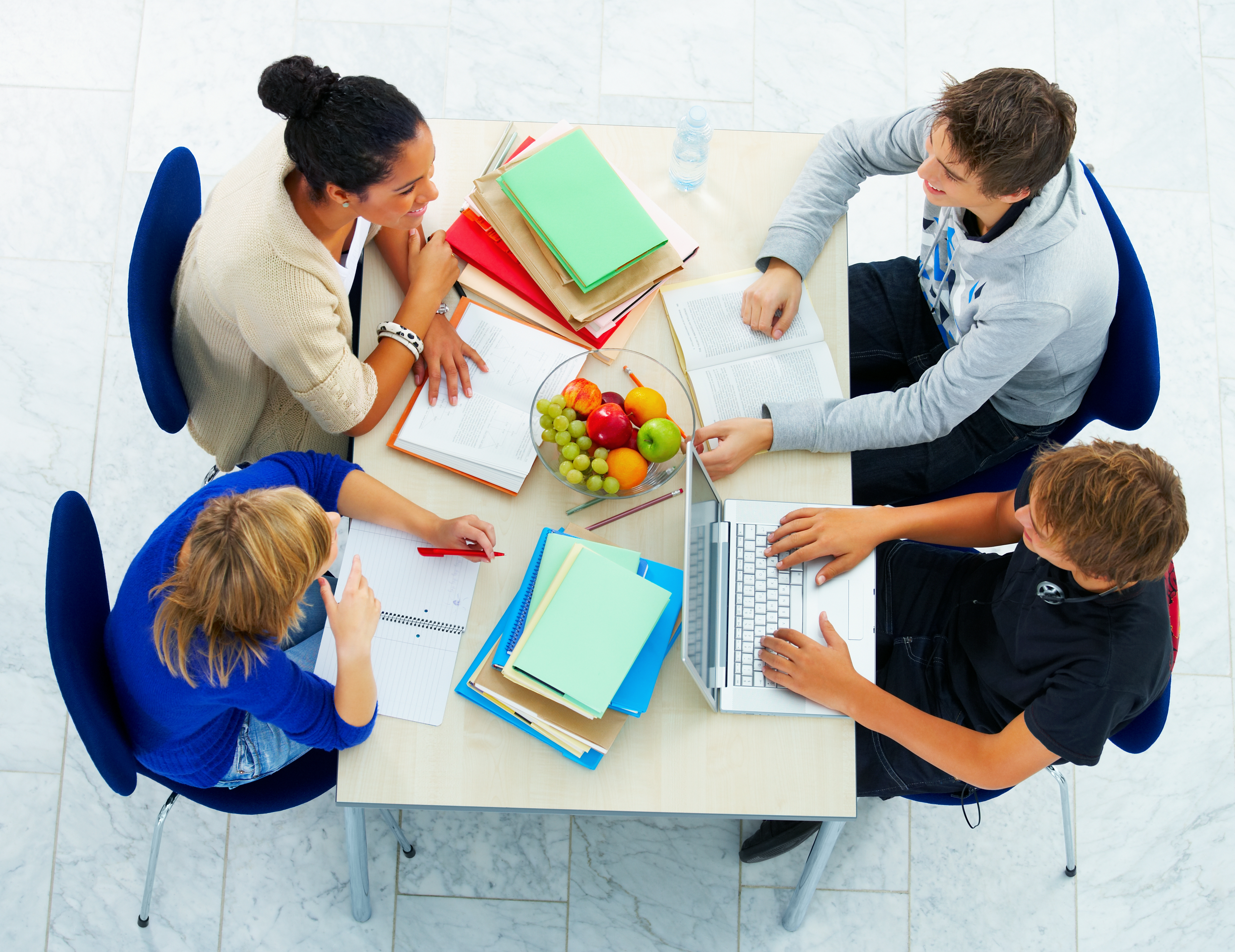 Картинки работы в группе. Правила поведения в детском саду для детей. Работа в группе картинка. Командные эмблемы. Взаимодействие людей.